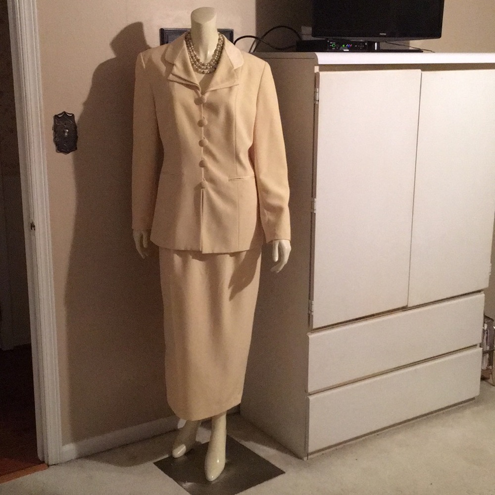 Suit - Picture 2 of 5